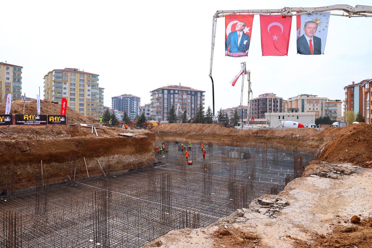 Turgut Özal Gençlik Merkezi’nin temel atma törenini gerçekleştirmenin mutluluğunu yaşadık. Gençlerimizin enerjilerini doğru alanlarda değerlendirebilecekleri, kendilerini her yönüyle geliştirebilecekleri ve geleceğe daha güçlü adımlarla hazırlanabilecekleri önemli bir yatırımı