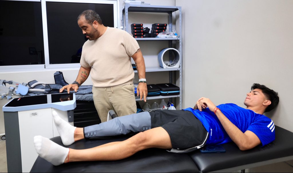 indeselsalvador's tweet photo. #CAD | El futbolista salvadoreño Harold Osorio inició este día su proceso de rehabilitación en el Departamento de Ciencias Aplicadas al Deporte del INDES, tras someterse a una cirugía de menisco el pasado fin de semana, luego de la lesión sufrida en enero ante Inter FA.

La intervención fue únicamente en el menisco, sin afectación del ligamento cruzado, explicó Bryan Fernández, jefe de fisioterapia del CAD.

En su evaluación inicial, Osorio trabajó ejercicios de movilidad, así como movimientos de flexión y extensión de la rodilla, con lo que dio inicio a la fase 1 de su rehabilitación, enfocada en el control de la inflamación, la activación muscular y la recuperación del rango de movimiento; como parte del tratamiento, el equipo de fisioterapia aplicó crioterapia, magnetoterapia y láser para reducir la inflamación y estimular la recuperación.

#ConstruyendoElCamino
