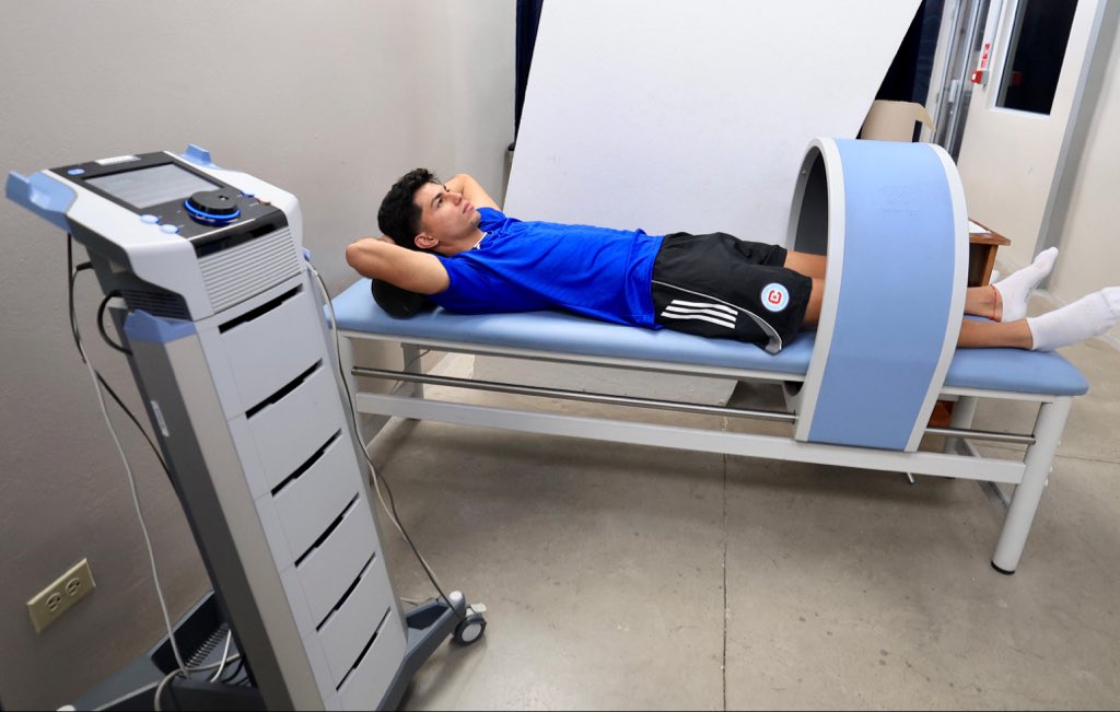 indeselsalvador's tweet photo. #CAD | El futbolista salvadoreño Harold Osorio inició este día su proceso de rehabilitación en el Departamento de Ciencias Aplicadas al Deporte del INDES, tras someterse a una cirugía de menisco el pasado fin de semana, luego de la lesión sufrida en enero ante Inter FA.

La intervención fue únicamente en el menisco, sin afectación del ligamento cruzado, explicó Bryan Fernández, jefe de fisioterapia del CAD.

En su evaluación inicial, Osorio trabajó ejercicios de movilidad, así como movimientos de flexión y extensión de la rodilla, con lo que dio inicio a la fase 1 de su rehabilitación, enfocada en el control de la inflamación, la activación muscular y la recuperación del rango de movimiento; como parte del tratamiento, el equipo de fisioterapia aplicó crioterapia, magnetoterapia y láser para reducir la inflamación y estimular la recuperación.

#ConstruyendoElCamino