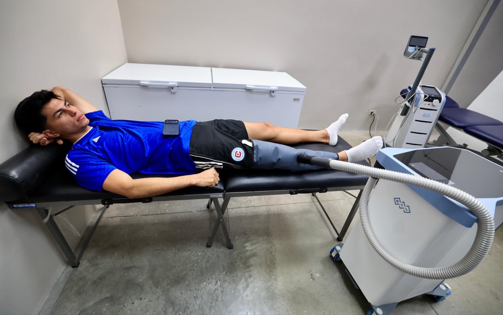 indeselsalvador's tweet photo. #CAD | El futbolista salvadoreño Harold Osorio inició este día su proceso de rehabilitación en el Departamento de Ciencias Aplicadas al Deporte del INDES, tras someterse a una cirugía de menisco el pasado fin de semana, luego de la lesión sufrida en enero ante Inter FA.

La intervención fue únicamente en el menisco, sin afectación del ligamento cruzado, explicó Bryan Fernández, jefe de fisioterapia del CAD.

En su evaluación inicial, Osorio trabajó ejercicios de movilidad, así como movimientos de flexión y extensión de la rodilla, con lo que dio inicio a la fase 1 de su rehabilitación, enfocada en el control de la inflamación, la activación muscular y la recuperación del rango de movimiento; como parte del tratamiento, el equipo de fisioterapia aplicó crioterapia, magnetoterapia y láser para reducir la inflamación y estimular la recuperación.

#ConstruyendoElCamino
