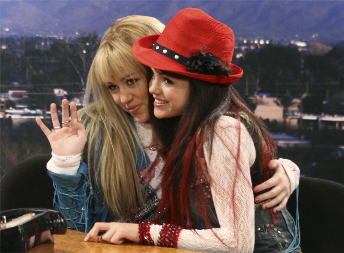 Selena Gomez Spain tweet media