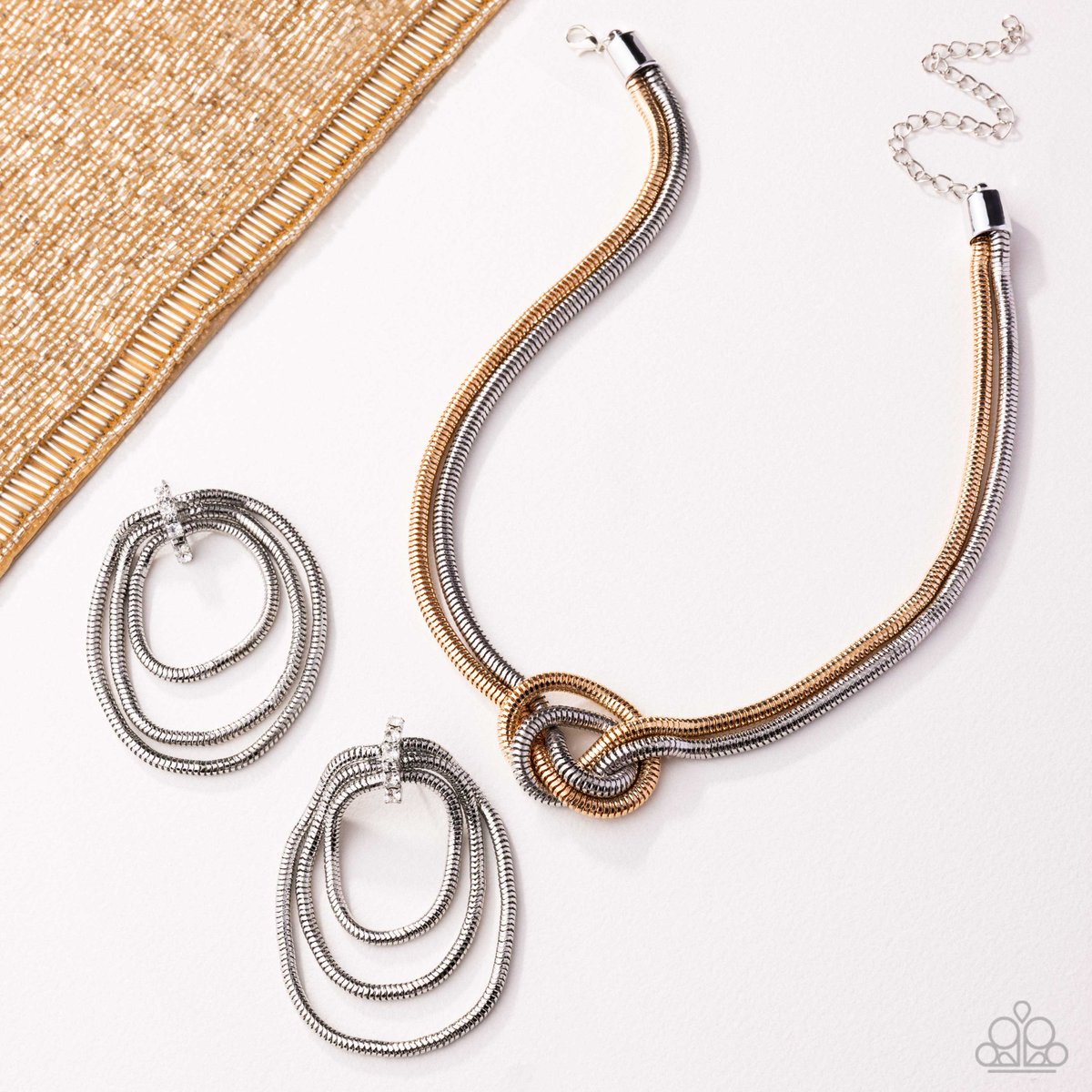 PaparazziAccess's tweet image. FASHION FIX: Where sleek meets statement, this layered mixed-metal set brings just the right amount of edge to your everyday glam 💛✨

#FashionFix #PaparazziAccessories #MagnificentMusings #April