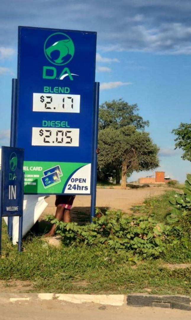 ruva_the_rose's tweet photo. Fuel prices have hiked again in Zimbabwe ⛽📈
Zimbabwe Energy Regulatory Authority sets petrol at US$2.17 and diesel at US$2.05.
With fares already up, kombi operators may increase prices again.
#FuelPrices #Zimbabwe #Transport https://t.co/tIgFo3eYhK