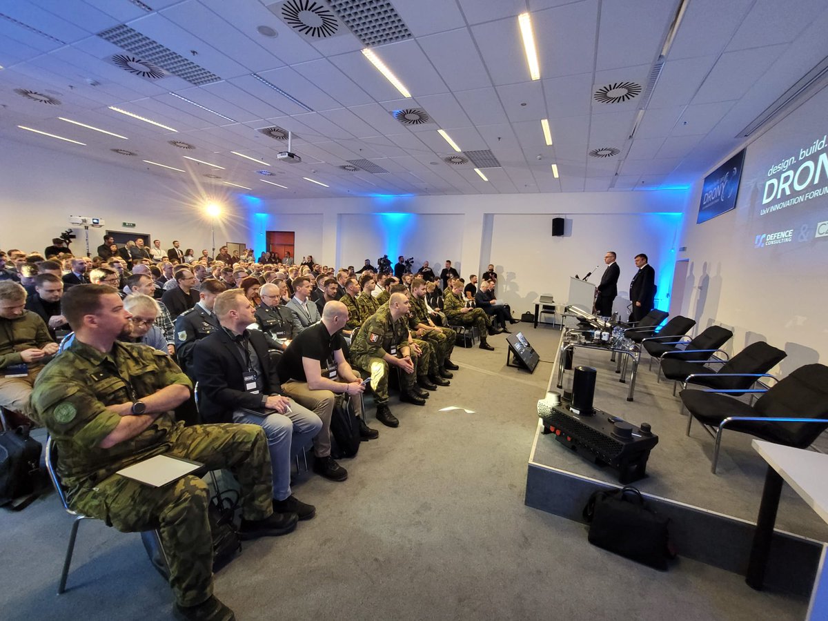 jiri_protiva's tweet photo. V rámci veletrhu AMPER na @BVVBrno jsem se zúčastnil konference #DronyX a vystoupil v panelu o integraci UAS do vzdušného prostoru. Sdílel jsem zkušenosti z letového provozu na letištích v Přerově a Líních, včetně zajištění tzv. dekonflikce pilotovaných a bezpilotních prostředků. https://t.co/7b5RgAwZbD