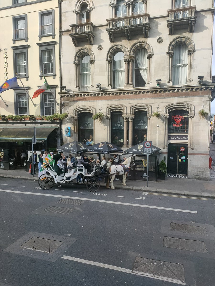 Rcr_67's tweet photo. Dame Street (Dublin 2) ... less and less space for pedestrians... #pavementsforpedestrians 
#urbanspace 

@DubCityCouncil 
@mayorofdublin 
@IrishTimes 
@Independent_ie https://t.co/M5rKGFToCf