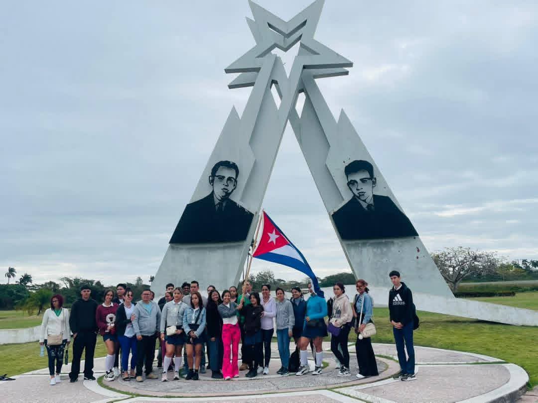 leyanis_carmona's tweet photo. Desde el monumento a los Hermanos Saíz Montes de Oca de se abanderó la Brigada Centenario del Comandante en Jefe #FidelPorSiempre, integrada por la #FeuUPR y la #FEEM que contribuirá en el control, fiscalización y cumplimiento del programa energético nacional.
#PinardelRío https://t.co/qmm1pJG4NK