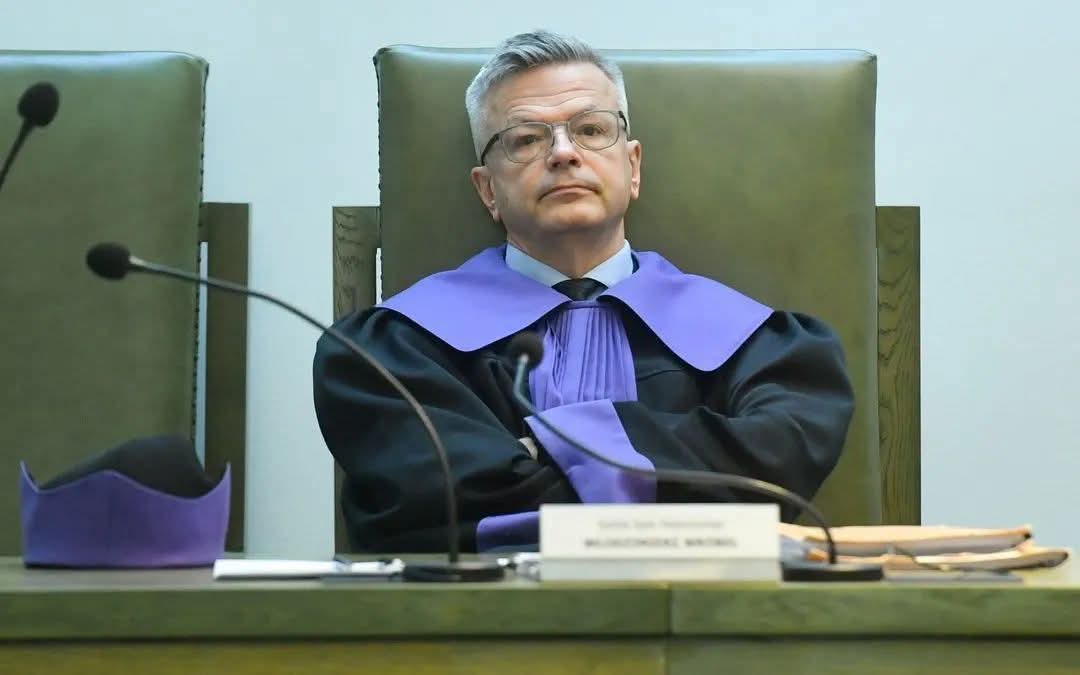 siejkosky's tweet photo. Czytaj pan..
Włodzimierz Wróbel, profesor prawa Uniwersytetu Jagiellońskiego, jeden z najlepszych polskich i europejskich prawników powiedział, że "ślubowanie sędziów wybranych do Trybunału Konstytucyjnego przed Prezydentem to zwyczaj a nie wymóg prawa konstytucyjnego. Natomiast odmowa przyjęcia ślubowania przez Prezydenta zgodnie z art. 144 ust. 2 Konstytucji wymaga kontrasygnaty Prezesa Rady Ministrów.
Zgodnie z ustrojem Polski, na który umówiliśmy się w Konstytucji z 1997 Prezydent jest przedstawicielem władzy wykonawczej, a Trybunał Konstytucyjny organem władzy sadowniczej. Chodzi o trójpodział władzy ustawodawczej, wykonawczej i sadowniczej jako podstawy demokratycznego państwa prawa. Prezydent, Premier, Sejm, Senat nie maja władzy nad niezależnym sadownictwem! Przyjmowanie przez Prezydenta ślubowania od mianowanych sędziów to zwyczaj i kurtuazja wynikająca z tradycji, gdy król wyznaczał sędziów, by uroczystości nadania urzędnikowi władzy sadowej dodać splendoru i doniosłości.
Jeżeli Karol Nawrocki nie przyjmie ślubowania od legalnie wybranych przez Sejm RP sędziów Trybunału Konstytucyjnego należy zawiadomić go np. poczta polecona o dokonanym wyborze. 
Niestety Jaroslaw Kaczynski wychowany i wyuczony w PRL na zasadach Marksizmu i Leninizmu nigdy nie zrozumiał czym jest demokratyczne państwo prawa, trójpodział władzy i np. niezależność sędziów. Dlatego w latach 2015-2023 Kaczynski, Ziobro, Duda dokonali kryminalnego zamachu na konstytucyjny ustrój Polski w taki sposób by partia PiS, tzn Jaroslaw Kaczynski uzyskał nieograniczona władzę. Bezprawnie zawłaszczyli i obsadzili miernymi ale lojalnymi wobec PiS osobami Trybunał Konstytucyjny, KRS, znaczna część Sądu Najwyższego oraz władzę w Sądach Powszechnych. Działania te wyczerpuja znamiona czynu kryminalnego opisanego w art. 127 Kodeksu Karnego jako zamach stanu na konstytucyjny ustrój Polski za co grozi kara pozbawienia wolności od 10 lat do dożywocia. 
Przywrócenie niezależności Trybunału Konstytucyjnego, Krajowej Rady Sadownictwa, Sadu Najwyższego, likwidacja IKNiSP, powrót neosędziów na poprzednio zajmowane stanowiska to podstawa naprawy ustroju Polski.
Wszyscy, którzy brali udział w zamachu stanu na konstytucyjny ustrój Polski musza ponieść odpowiedzialność karną". Wiec panowie Bogucki, Szefermaker, Poboży i reszto pseudo - prawników z ignorantem i obcym klientem Nawrockim nie prawnikiem na czele, przeczytajcie co was czeka w niedalekiej przyszłości za zdradę Konstytucji i polskiej racji stanu!

Źródło: Facebook