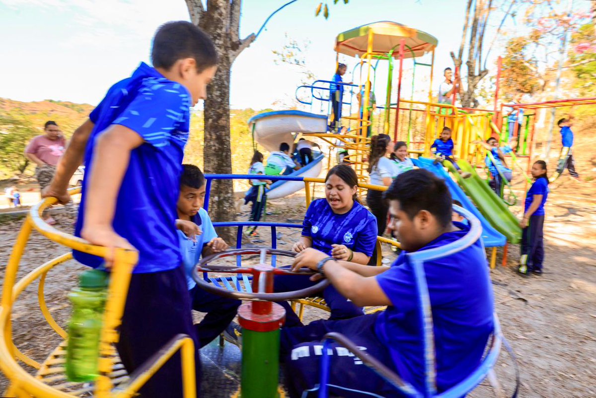 indeselsalvador's tweet photo. #PROADI | En el departamento de Cabañas se desarrolló el primer Festival de Deporte Inclusivo 2026, como parte del Programa de Academias Deportivas Inclusivas, iniciativa impulsada por nuestra institución.
La actividad reunió a 60 niños de la Escuela de Educación Especial de Ilobasco, el Complejo Educativo Caserío San Fidel (cantón Bañadero) y la Escuela de Educación Especial Señora Patricia Vásquez de Amaya. La jornada se organizó en cinco estaciones lúdicas, atendidas por personal de la Oficina Departamental, junto al Ministerio de Educación, Ciencia y Tecnología y Bienestar Social.
#ConstruyendoElCamino