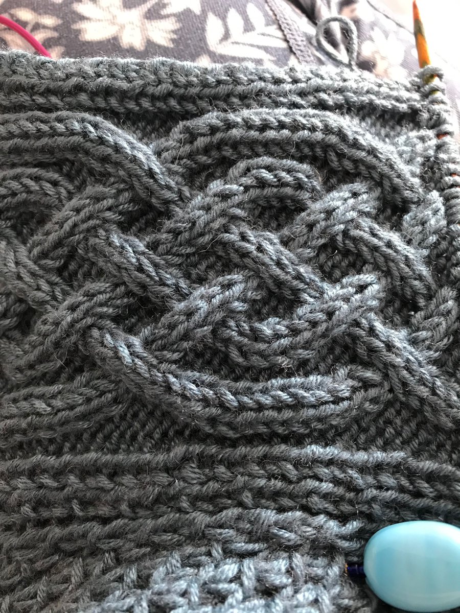 HandKnics tweet media