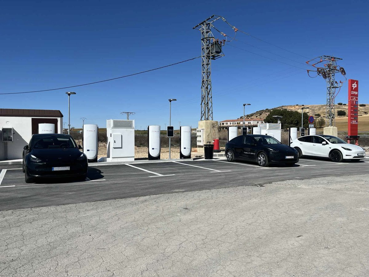 Tesla Charging tweet media