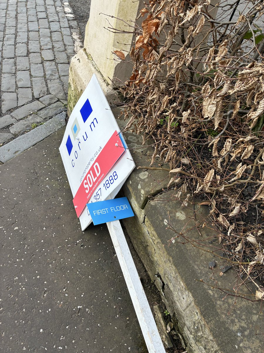 Steviem1971's tweet photo. @CorumPrope please come pick this up.  Botanic Crescent https://t.co/9XeAyFW5OP