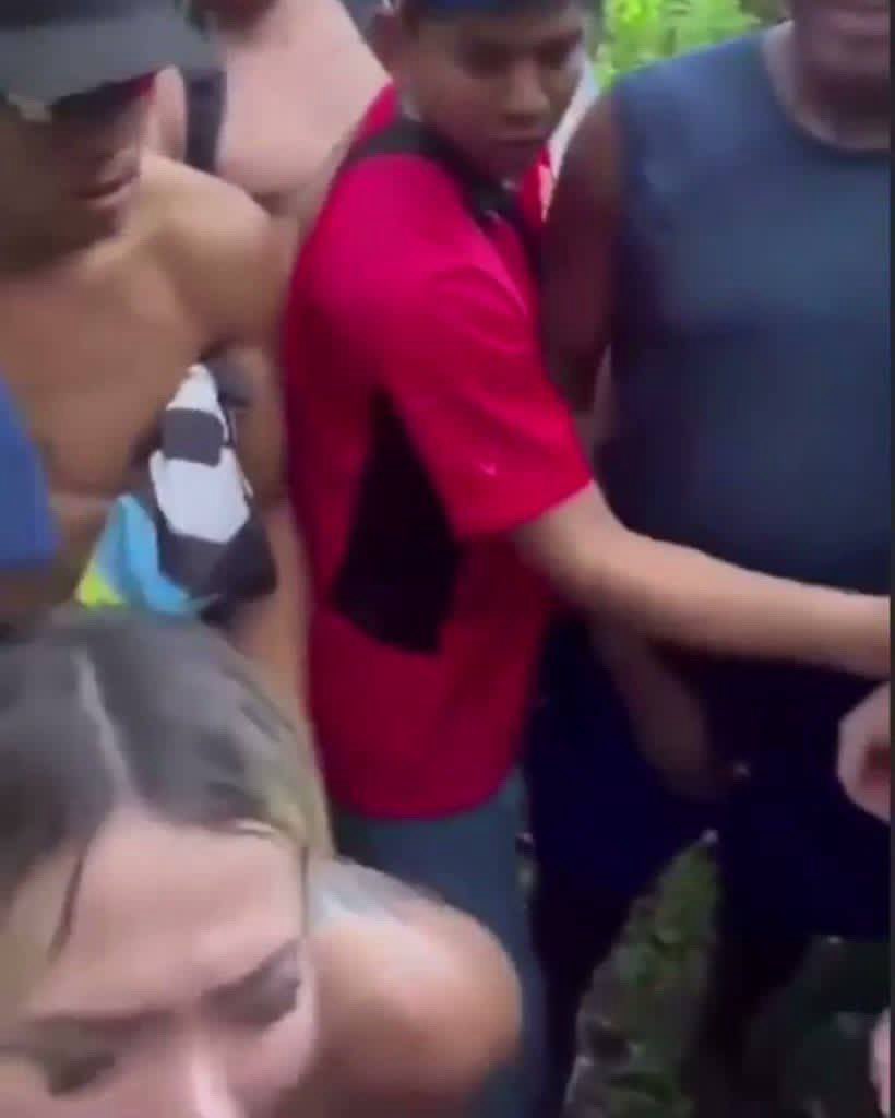 Vídeo bizarro ☠️ 17 pra uma …
Não abra os comentários 😳