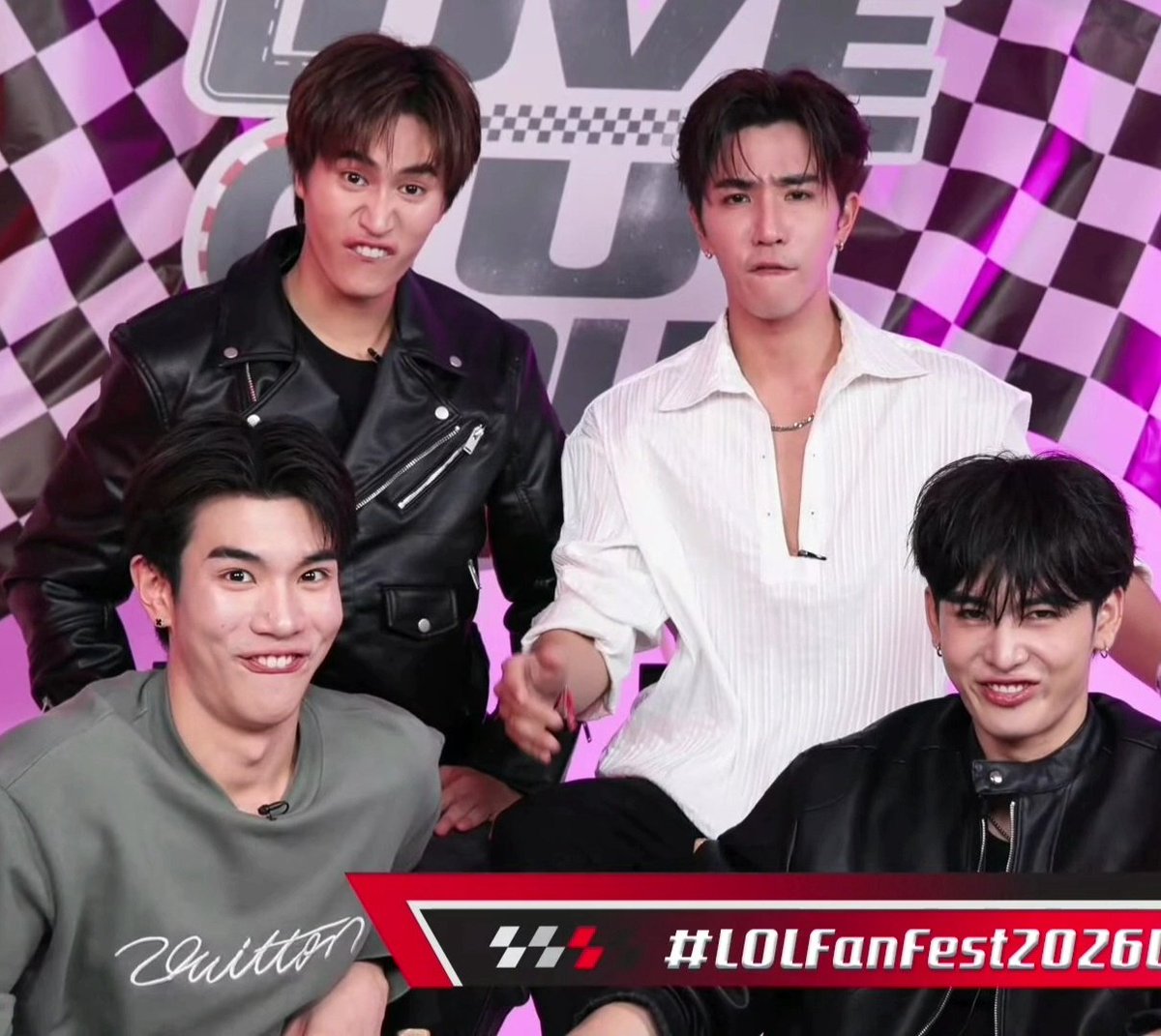 ภูวิน : คิดถึงเพื่อน ๆ มากเลย เดี๋ยวมึงโดนกุแน่

เจมโฟ้ดเพิ้ดต้า : ตอนที่คุณขู่ พวกผมทำท่านี้ (จุ๊บเหยิน)