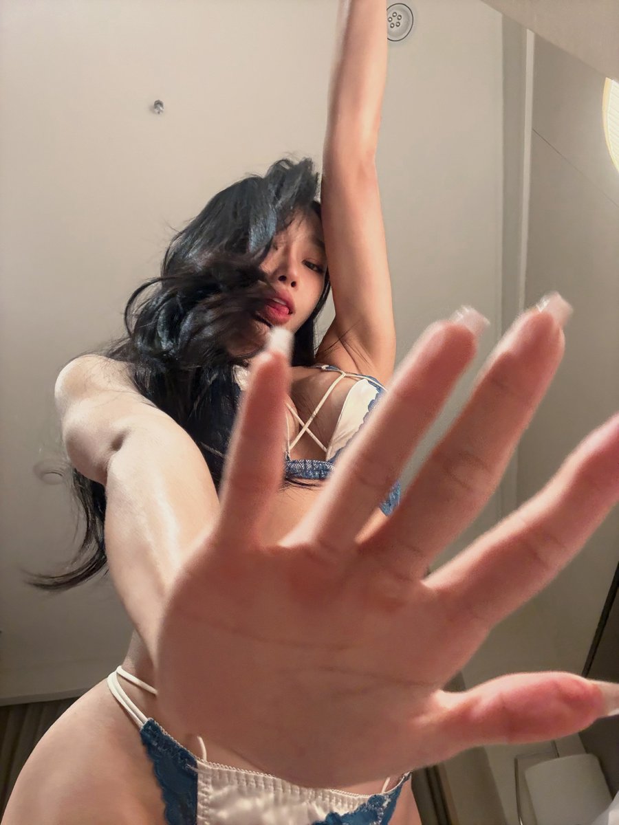 Minnie111000's tweet photo. Late night energy💙 https://t.co/kIn6AS7fkj