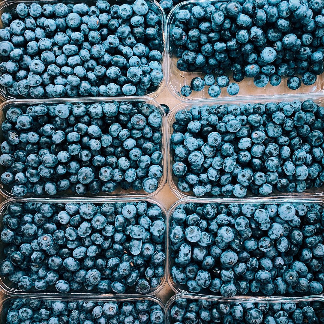 TuSNHD's tweet photo. 💙💜Añade alimentos azules y morados a tu plato para obtener antioxidantes extra. Prueba moras, arándanos, higos o ciruelas. La mejor manera de obtener todas las vitaminas y nutrientes es comer una variedad de frutas y verduras coloridas.https://t.co/yopJNbzIwx #mesdelanutrición https://t.co/MFAGU0pepi