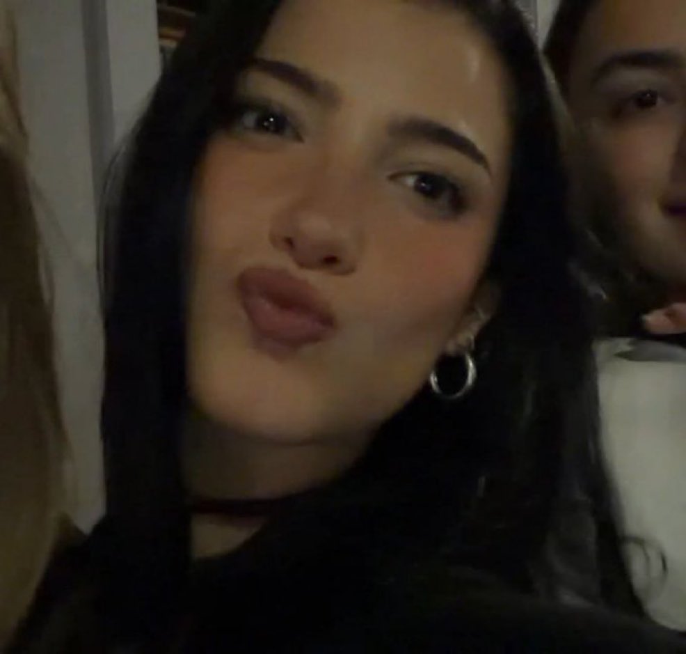 Bella (fake) tweet media