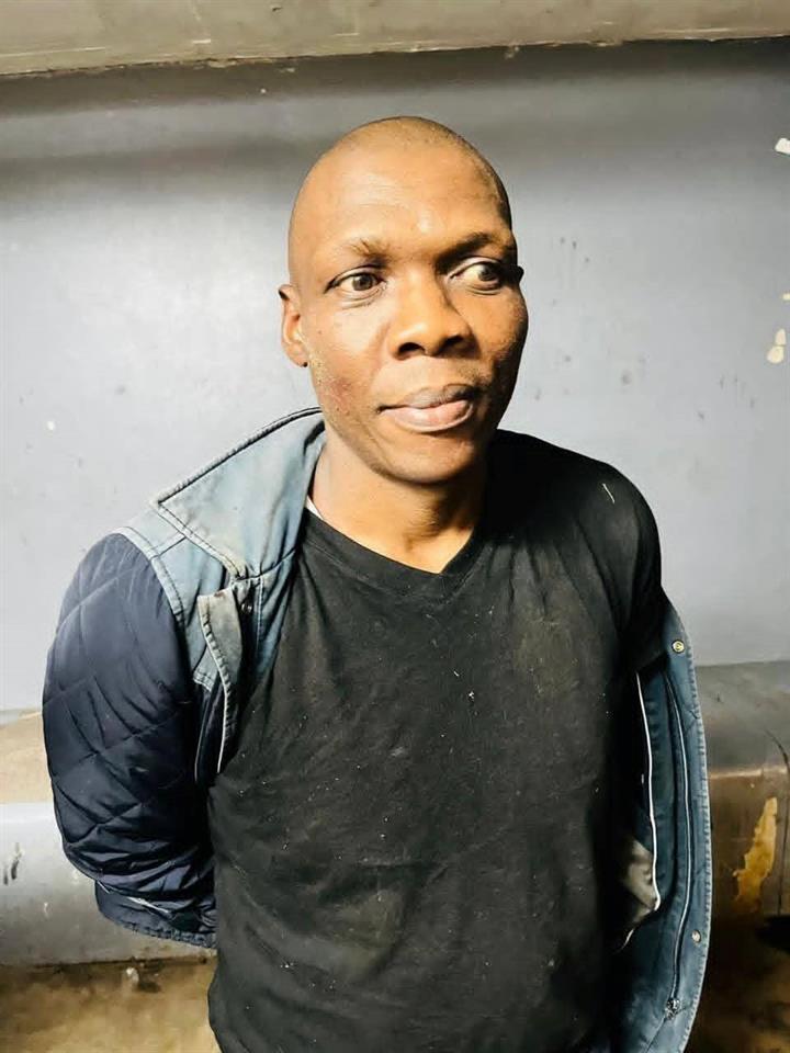 dailysunsa's tweet image. Dangerous mapona escapee prisoner re-arrested!
Thulani Gcaleka, the notorious escapee, thought he was clever. But eish, Gauteng is not that big, mfethu!
tinyurl.com/yp9mnybu
#Prison #Escape