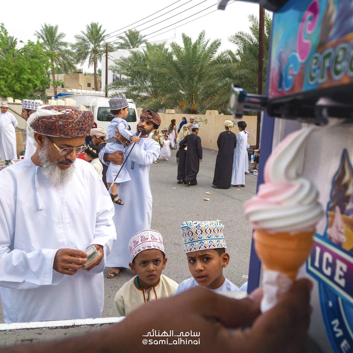 sami_alhinai's tweet photo. العيد، قصة تعيشها اليوم، ويعيشها أولادنا باكر 🎈 
نفس العادات والتقاليد ♻️
نفس اللبس والمكان 👕
نفس الأصوات والريحة والطعم 🍖
بس في زمن غير ⏳
والصور تُبقي الذكريات على قيد الحياة 📸 https://t.co/gzCapG2Fyg