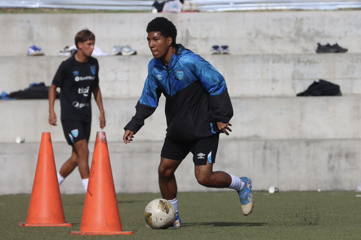 fedefut_oficial's tweet photo. #SeleSub17 realiza primer turno de entrenamiento del día en el CAR.
#VamosGuate #ModoSelección 💪🇬🇹💙⚽️ https://t.co/IVeTCGM6t9
