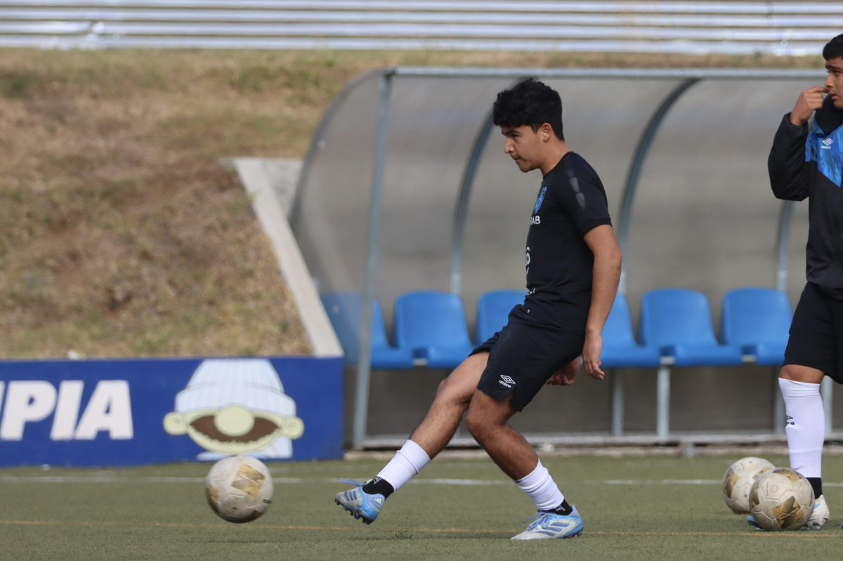 fedefut_oficial's tweet photo. #SeleSub17 realiza primer turno de entrenamiento del día en el CAR.
#VamosGuate #ModoSelección 💪🇬🇹💙⚽️ https://t.co/IVeTCGM6t9