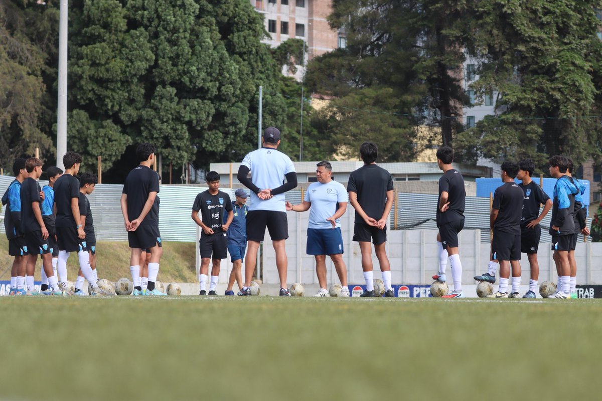 fedefut_oficial's tweet photo. #SeleSub17 realiza primer turno de entrenamiento del día en el CAR.
#VamosGuate #ModoSelección 💪🇬🇹💙⚽️ https://t.co/IVeTCGM6t9