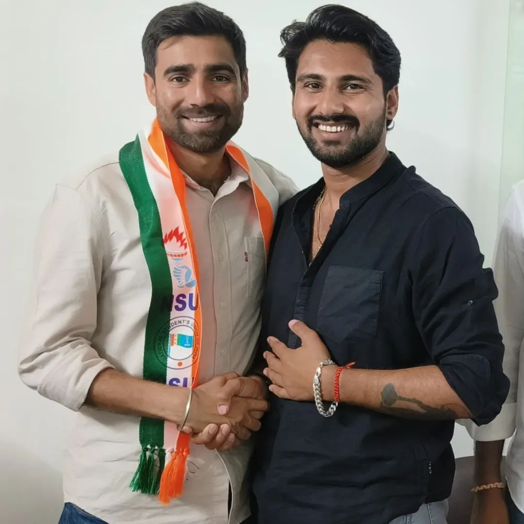 IYCRAHULPUROHIT's tweet image. NSUI के नवनियुक्त अध्यक्ष श्री @VinodJakharIN जी से मुलाकात कर उन्हें नई जिम्मेदारी के लिए बधाई एवं शुभकामनाएं दीं।

उनके नेतृत्व में NSUI नई ऊर्जा के साथ छात्र-हितों की लड़ाई को और मज़बूती से आगे बढ़ाए। #Nsui #inc