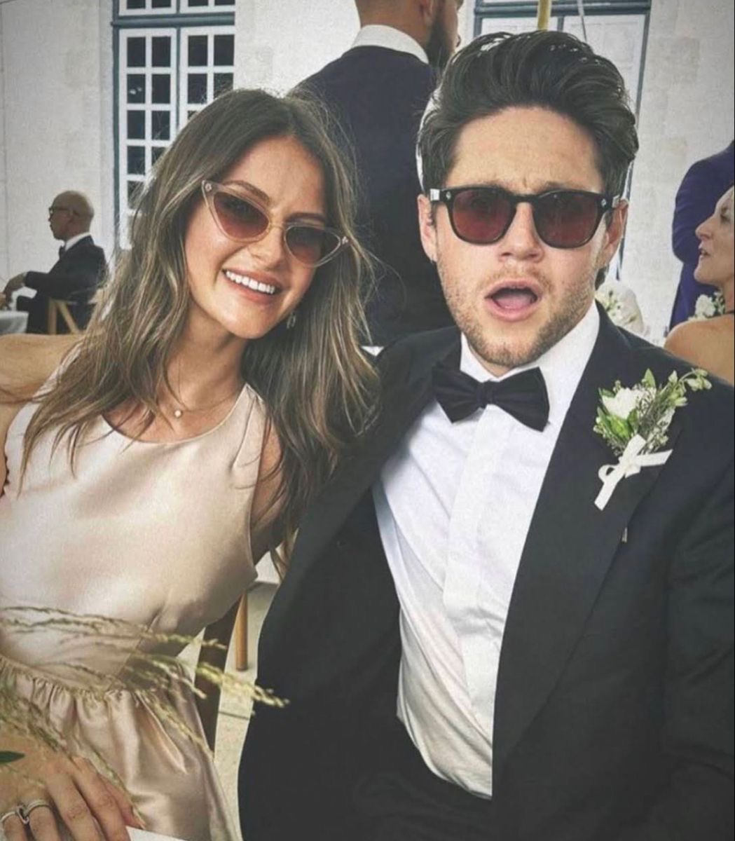 NOSSOS PAIS! 🥹

O álbum de edição limitada do Target possui uma faixa bônus com o apelido de Amelia, “Mia”.