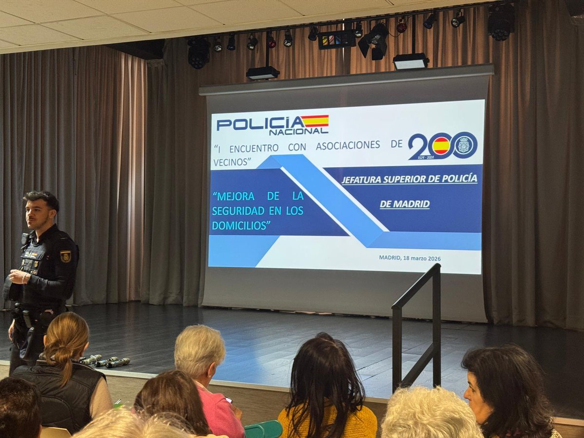 policia's tweet image. Hoy hemos asistido al I Encuentro con Asociaciones de Vecinos en #Madrid

👮‍♂️ Compartiendo #consejos para mejorar la #seguridad en los domicilios, prevenir robos y reforzar la colaboración entre vecinos y @policia 

🤝 La seguridad también se construye juntos

#SomosTuPolicía