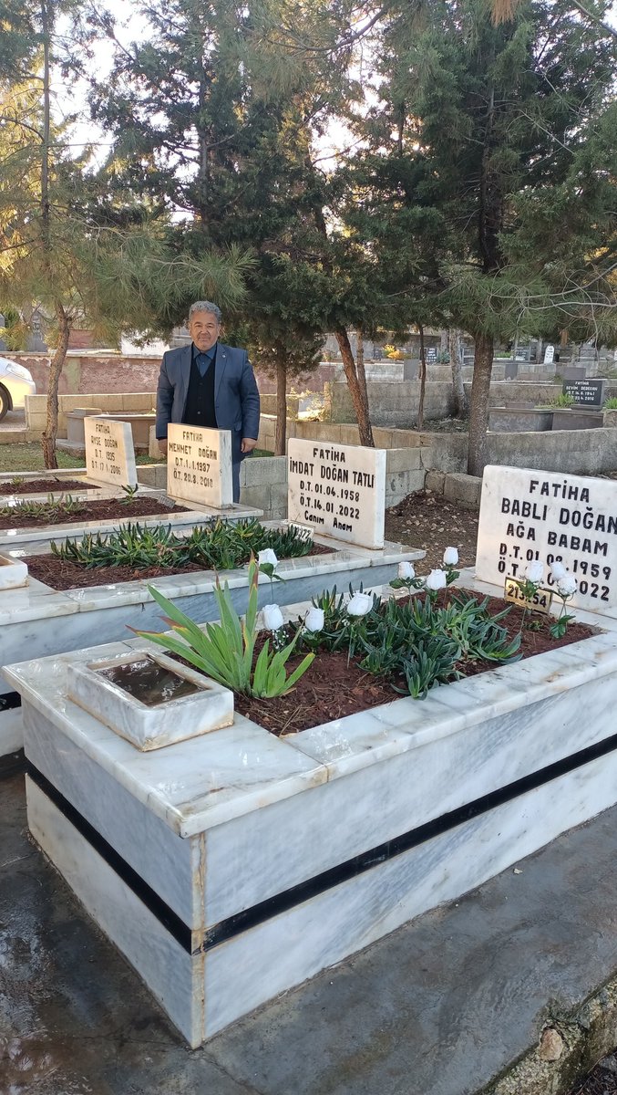 Yarın arefe günü mezarların dolup taştığı duaların kabul olduğu, günahların bağışlandığı mübarek bir gündür tüm ölmüşlerimize dua ile
Allah gani gani rahmet eylesin mekanları cennet olsun inşallah.!?