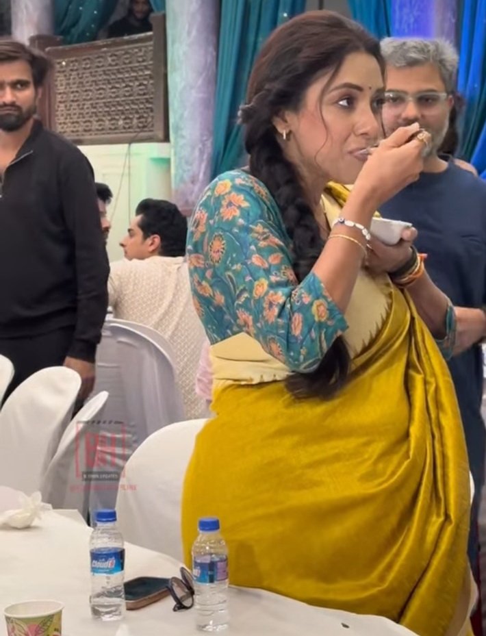 Adeeba_rups's tweet image. Hayee iftaar party celebrate🎊 on anupamaa set 
Thu thu thu ⚫ 
Looking gorgeous ma'am 💕 
#RupaliGanguly #Anupamaa 
#iftaar