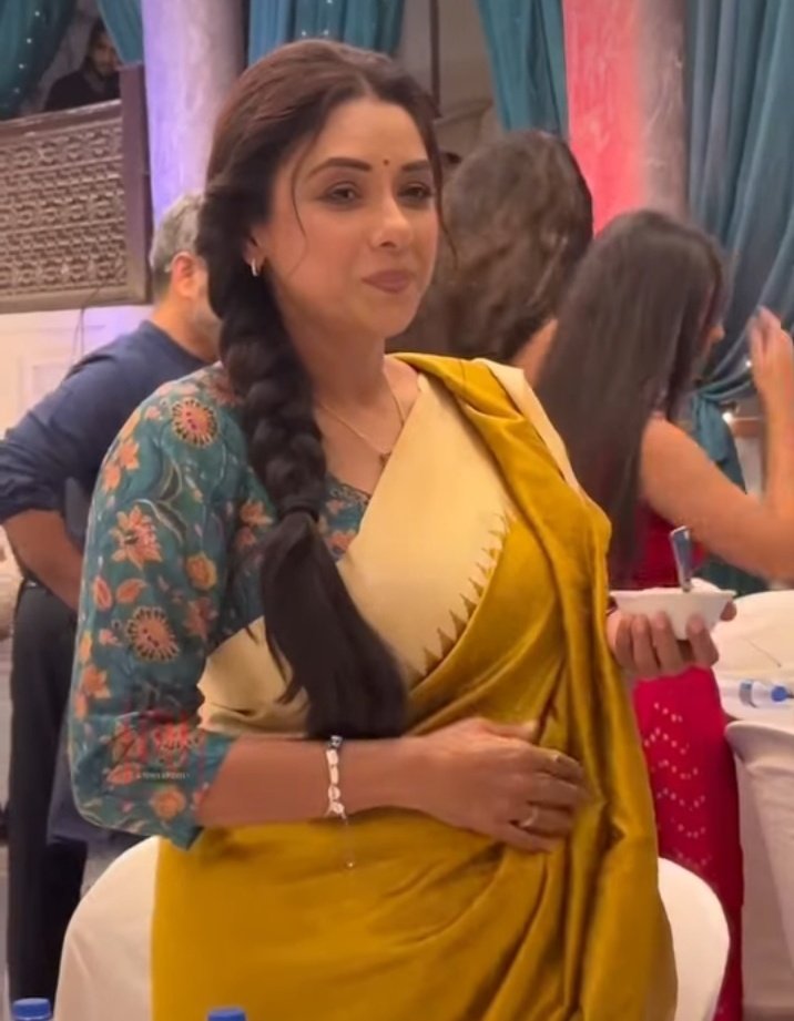 Adeeba_rups's tweet image. Hayee iftaar party celebrate🎊 on anupamaa set 
Thu thu thu ⚫ 
Looking gorgeous ma'am 💕 
#RupaliGanguly #Anupamaa 
#iftaar