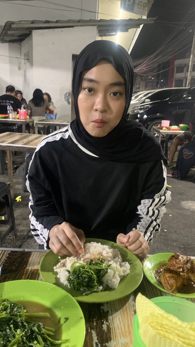 olvrtate's tweet photo. ngunyah aja cantik https://t.co/6TOGJJB4L6
