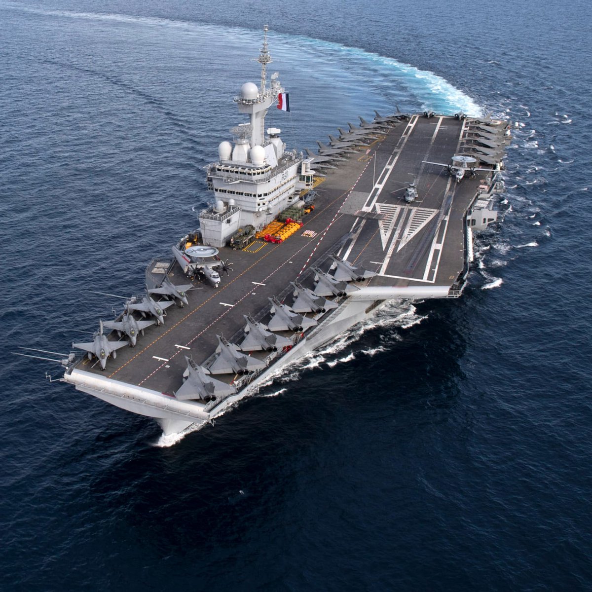 Pediavenir's tweet photo. 🇫🇷⚓️ ALERTE INFO | Le prochain porte-avions français portera le nom de "Cyril Hanouna", annonce Emmanuel Macron https://t.co/ohE8R0xdSJ