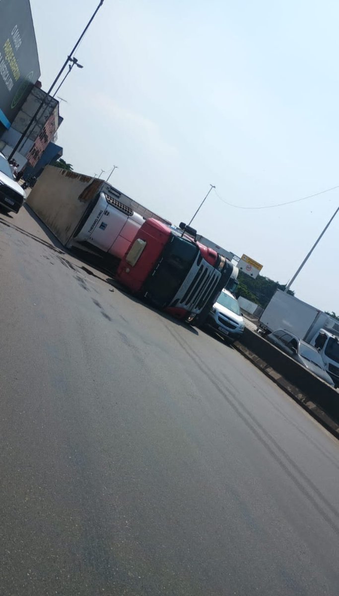 🚨🚨 VEJA - Uma carreta acabou de tombar na pista lateral da Avenida Brasil, altura de Cordovil, sentido centro. Via interditada.