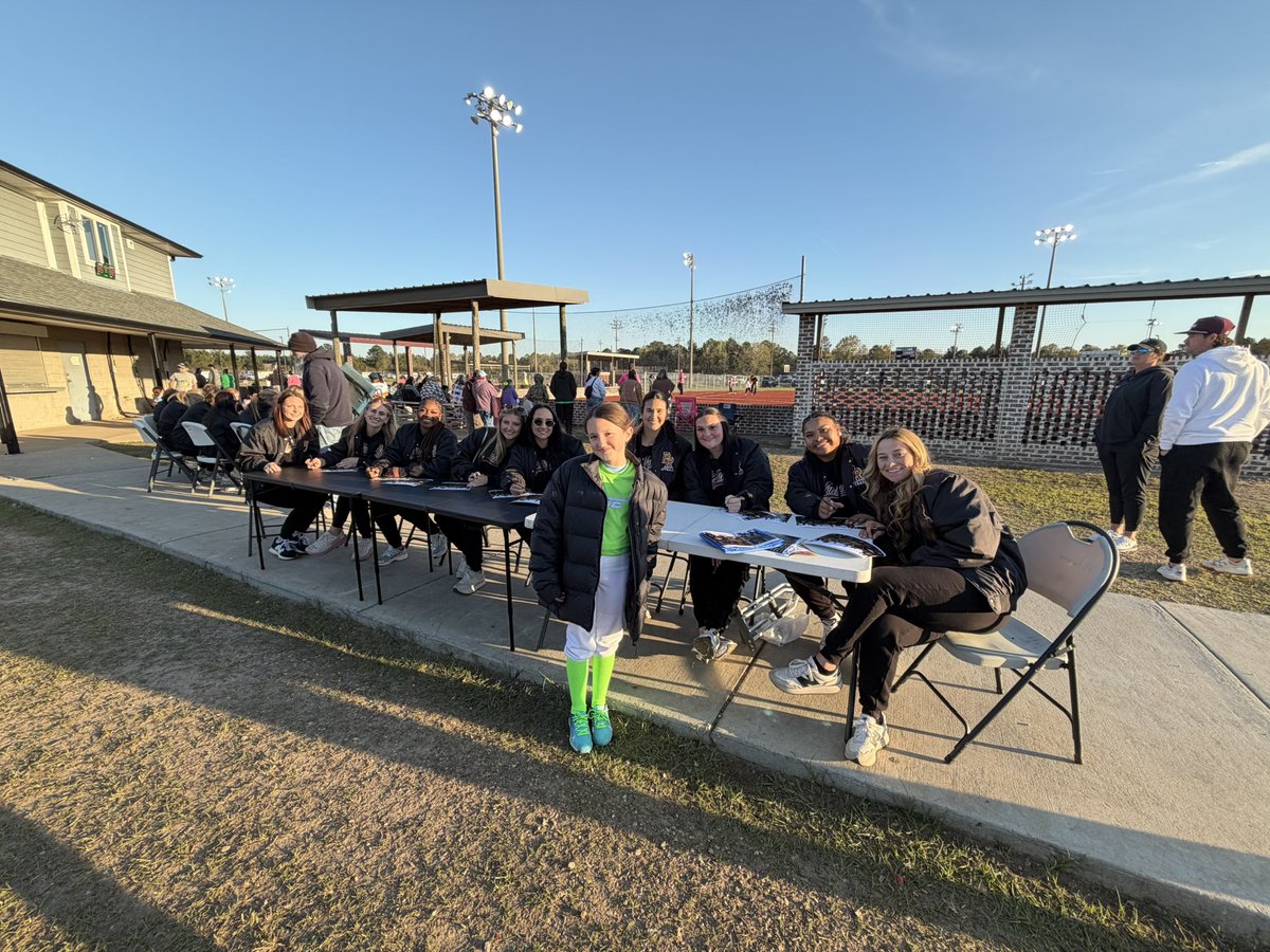 PearlRiverSB's tweet photo. 𝐁𝐢𝐠𝐠𝐞𝐫 𝐓𝐡𝐚𝐧 𝐒𝐨𝐟𝐭𝐛𝐚𝐥𝐥

Grateful to PYAA for having us out for Opening Day! Getting to sign autographs, take pictures, and share moments with our biggest fans is what it’s all about!

#RollRiverRoll | #BiggerThanSoftball https://t.co/YBz5L3TLtI