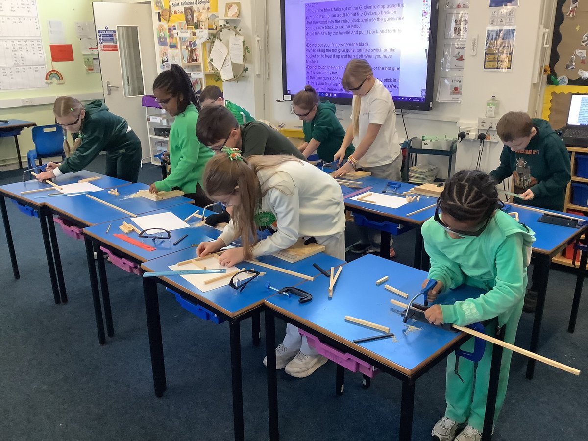 AbbeyPrimary's tweet image. #Y4 have been using junior hacksaws in #DT to cut their wood to the correct size to build the frames for their Roman Chariots.
