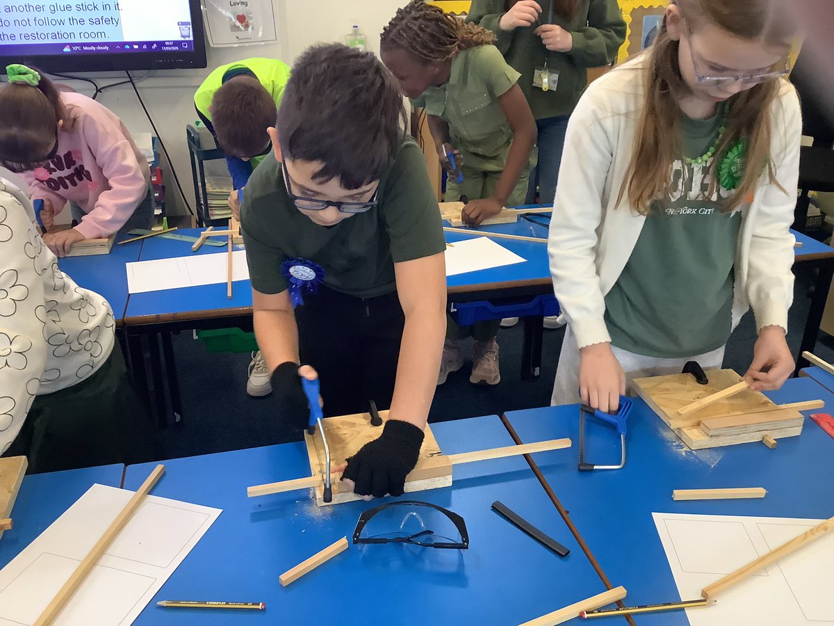 AbbeyPrimary's tweet image. #Y4 have been using junior hacksaws in #DT to cut their wood to the correct size to build the frames for their Roman Chariots.