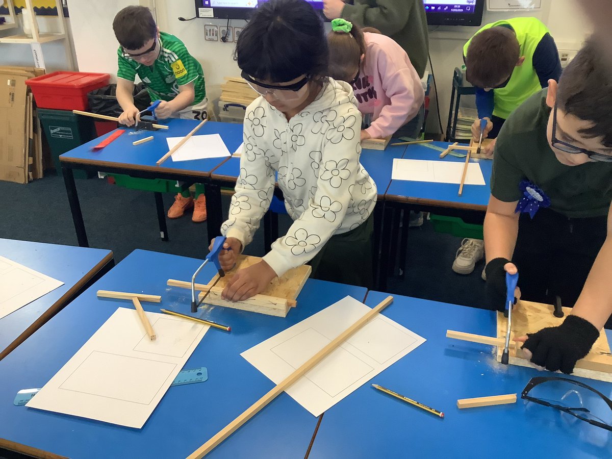 AbbeyPrimary's tweet image. #Y4 have been using junior hacksaws in #DT to cut their wood to the correct size to build the frames for their Roman Chariots.