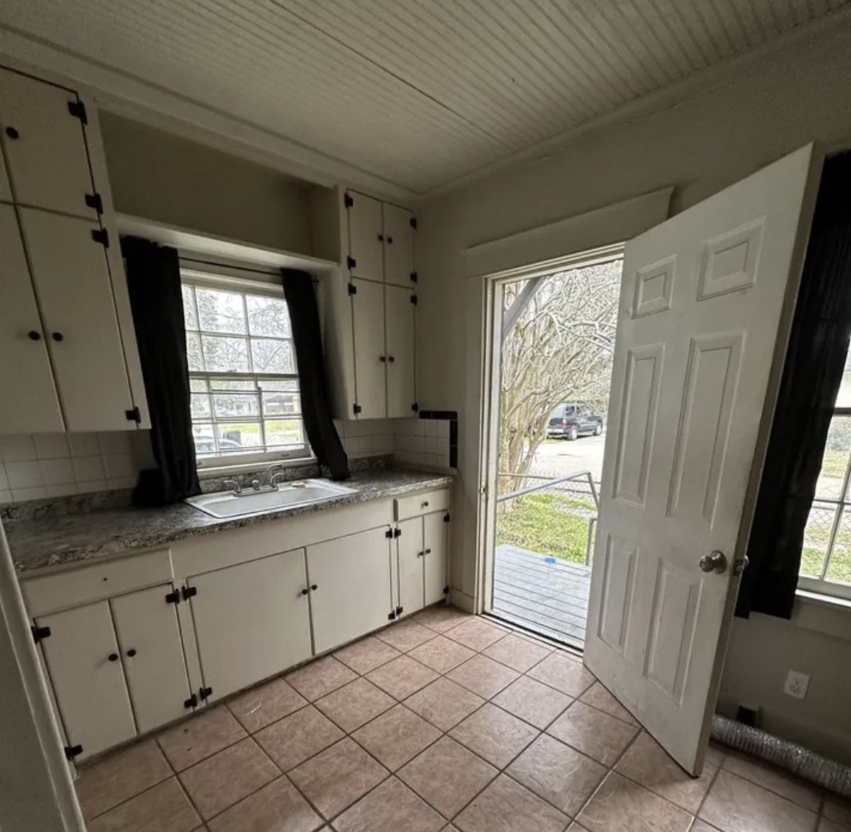 oldhouseunder50's tweet image. $59,900. Recently refreshed and positioned on a sought‑after corner lot, this charming two‑bedroom #Louisiana #tinyhome features a bath updated with a newer tub/shower insert, and appliances that remain with the property. oldhousesunder50k.com/c-1949-louisia…