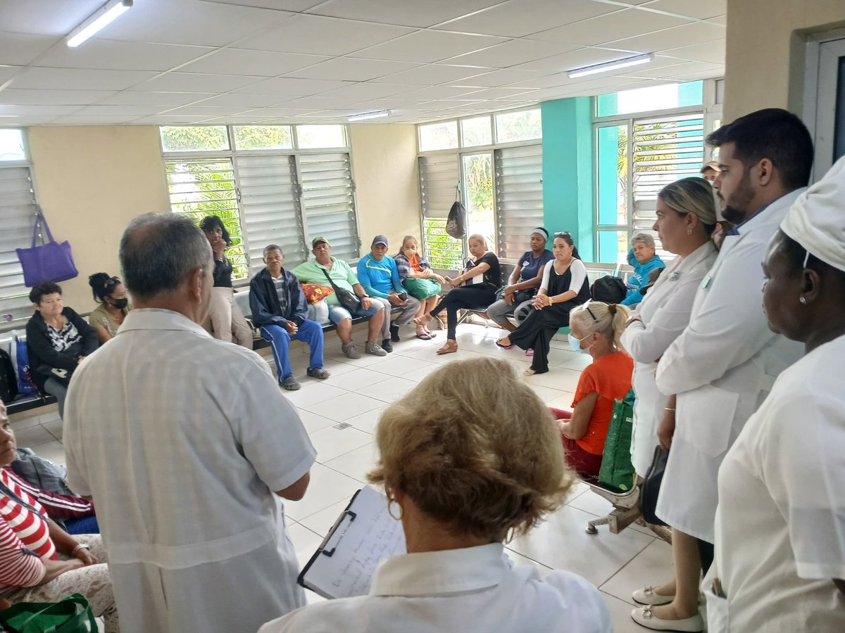 Reunión de acompañantes en el servicio de hemodiálisis del hospital Camilo Cienfuegos de Sancti Spiritus, atender el estado de opinión de la población es prioridad. #SanctiSpíritusEnMarcha <a href="/AlexisLorente74/">Alexis Lorente Jiménez</a> <a href="/Aliosky72982660/">Aliosky Polo Santana</a> <a href="/DeivyPrezMartn1/">Deivy Pérez Martín</a>