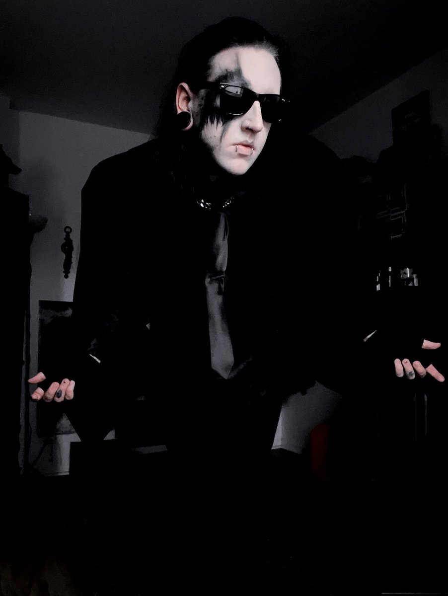 𝕻𝖆𝖗𝖆𝖘𝖎𝖙𝖊…🦠
(ᴍʏ ᴄᴏsᴘʟᴀʏ ᴏғ ᴢᴇɴᴏ ғʀᴏᴍ ʀᴇsɪᴅᴇɴᴛ ᴇᴠɪʟ ʀᴇǫᴜɪᴇᴍ, ʙᴜᴛ ɢᴏᴛʜ)

#goth #gothmakeup #reaidentevilcosplay #alternative #re9 #gothguy