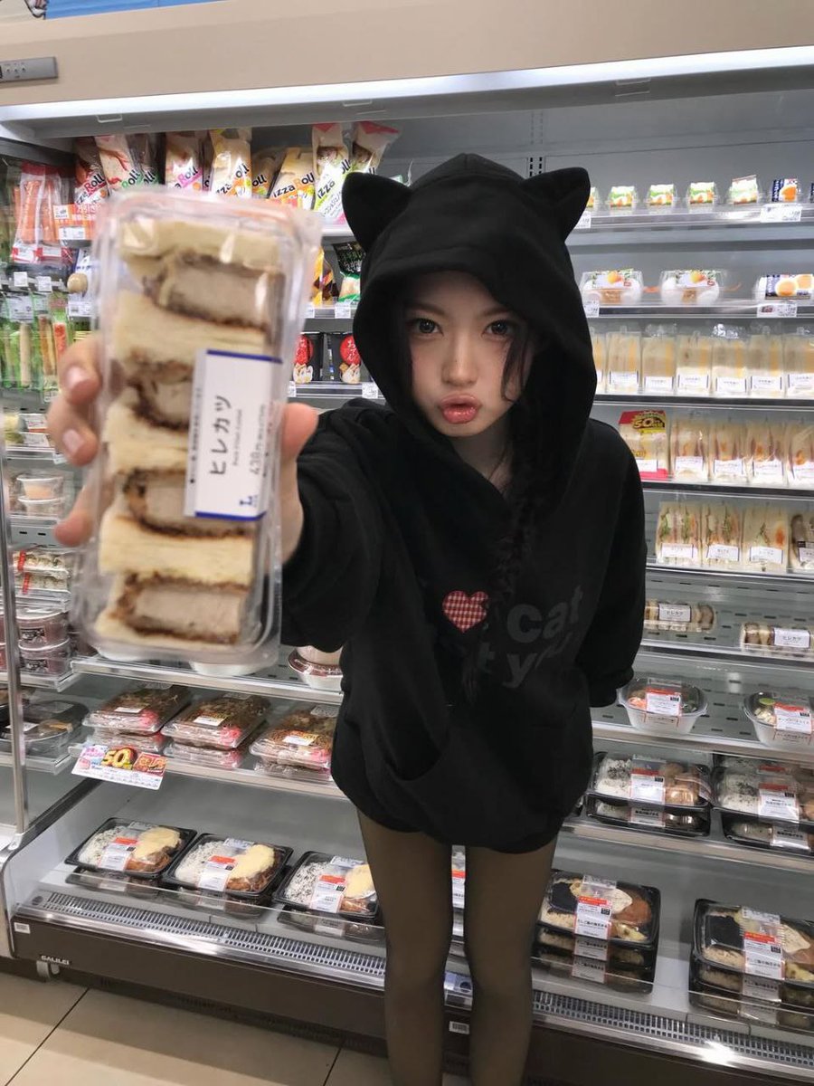 jiaparvk's tweet photo. Mission: hunt for fun and snacks! Practically bouncing with excitement thinking about winning one (✧∇✧) Then zoomed over to the conbini and found this massive cake slice that’s literally calling my name! https://t.co/T3DkbZW95K