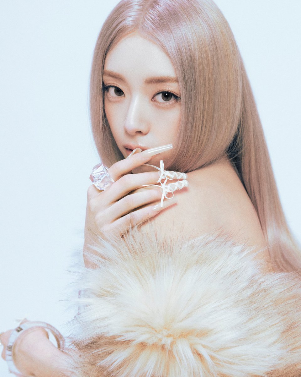 eshinyunaa's tweet photo. YUNA “Ice Cream” M/V PHOTO #1 https://t.co/9sVXrlOjeB