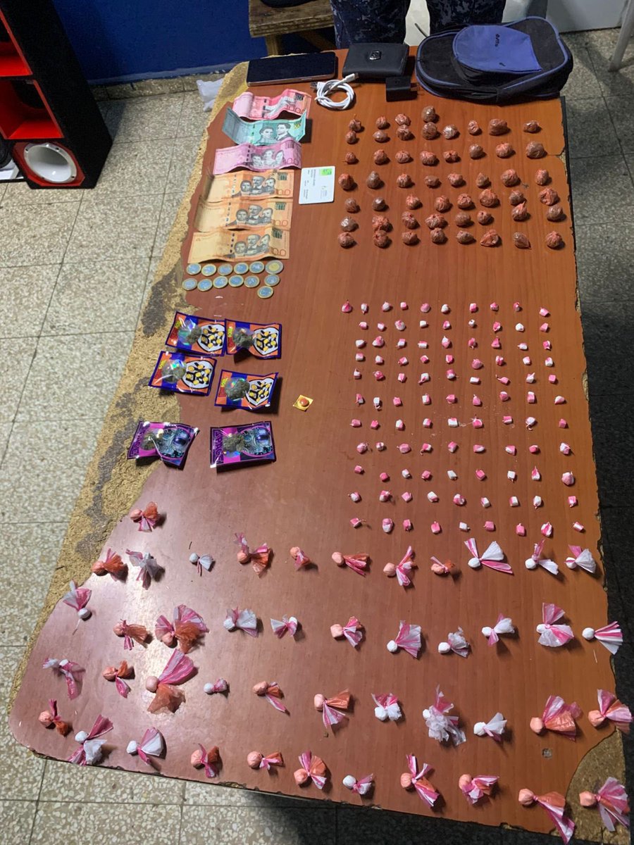 Policía Nacional apresa dos personas y ocupa más de 200 porciones de presuntas drogas en operativos en Villa Hermosa, La Romana. 

Más de 200 porciones de presuntas sustancias narcóticas fueron ocupadas por agentes de la Policía Nacional, quienes además apresaron a un hombre y