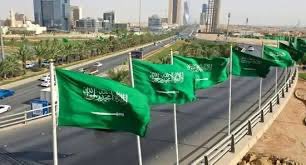 بينما يُسمع دويّ الانفجارات في سماء الرياض هذا المساء، والأم تنادي أبناءها للاحتماء تحت الدرج والابتعاد عن النوافذ، يبتسم الوالد مطمئنًا: “هذي مفرقعات العيد… عطونا القهوة”.
وبين خوف صغيرتي الجوهرة من أن يصيبها صاروخ عند الذهاب لموعدها في المستشفى، يرد الابن سعود بعفوية واثقة: