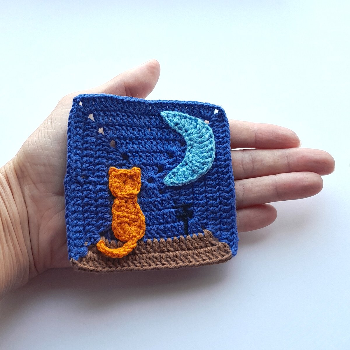 Granny Square Moon Cat Crochet Pattern    
taty-crochet.blogspot.com/2024/10/granny… 

#Etsy #EtsyShop #EtsySeller #EtsySocial #crochet #GrannySquarePattern #crochetpattern #CrochetPatterns #grannysquare #grannysquares #crocheter #crocheting #crochetideas #crochetcat #catgrannysquare