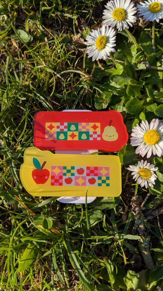 loannavet's tweet photo. Thanks to @VograceCharms  for this collab opportunity !! I wanted to try their acrylic hairclip and design some cute fruits theme ones ! 🍎🍐 
It was super easy to adapt how I wanted my final design to be so I would definitly recommend them!

#vograce #artistmerch https://t.co/F4ePqQhhQ9