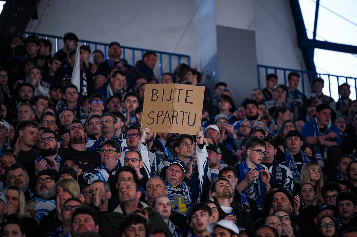 telhcz's tweet photo. Fanoušci Škodovky mají jasno! 😅
Nezapomínejte, násilí není řešení. 🙏
#TELH | #ZaSvatymGralem | #PLZSPA https://t.co/Cvo4hYQOlO