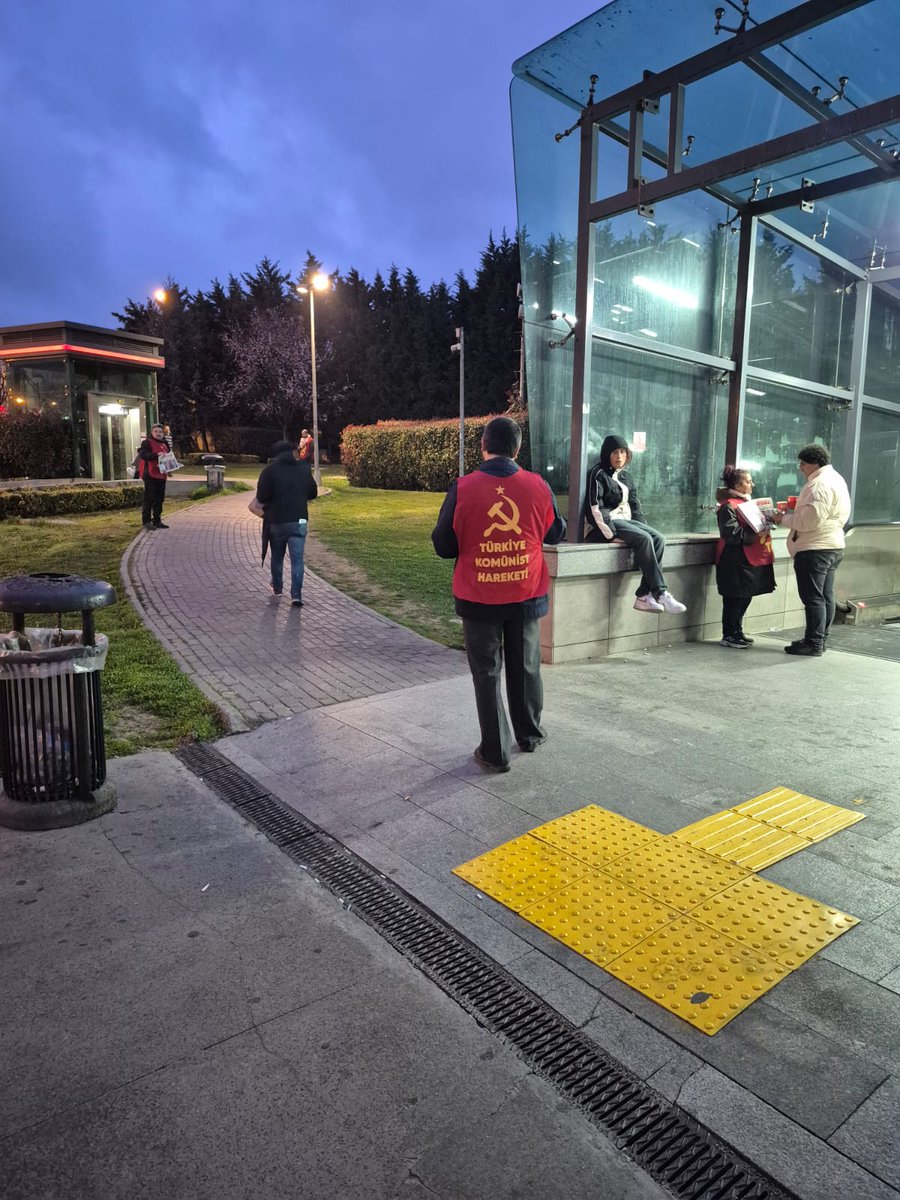 "Haydut ABD, Katil İsrail" manşetiyle çıkan gazetemiz Yurtsever’in dağıtımı için Süreyya Plajı Marmaray ve Huzurevi metro duraklarındaydık.

Emperyalizm yenilecek, direnen halklar kazanacak!

#TKH #Yurtsever #Maltepe #NATOyaHayır