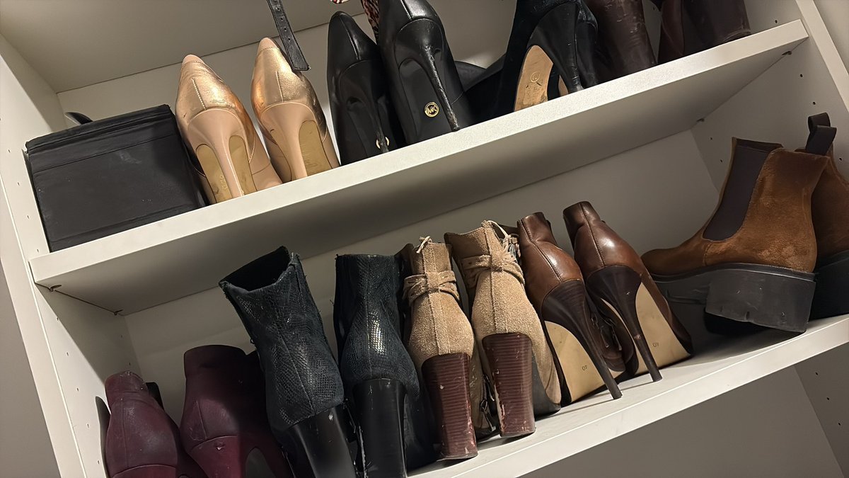 Syndraxx1's tweet photo. Mon étagère à chaussure c’est vraiment le rêve de tous les gros décrasseurs  de semelles. De la botte de la bottine de l’escarpin de la sneakers et de la grosse semelle. Un étoilé pour clebard en somme. https://t.co/oCsvtBKFhK